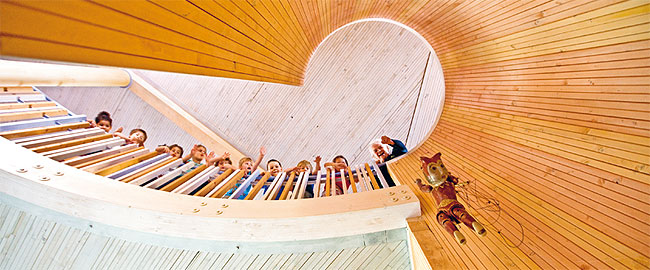 Helga Brehmes Marionette vom Theater am Faden schwebt im Treppenaufgang der Kindertagesstätte Pfennigäcker